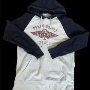 Hoodie från Ralph Lauren Denim & Supply - Säljer en hoodie från Ralph Lauren Denim & Supply. Skicket är bra utan defekter. Storlek M och sitter tts. Kom med frågor✅