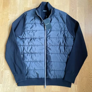 Helt Ny Massimo Dutti Cardigan - Säljer nu den här helt nya Massimo Dutti cardiganen i storlek M som endast är testad. Otroligt snygg med ett mjukt material mot kroppen som kommer vara perfekt nu till sommaren! Har ni frågor kan ni bara skriva till mig.🙏