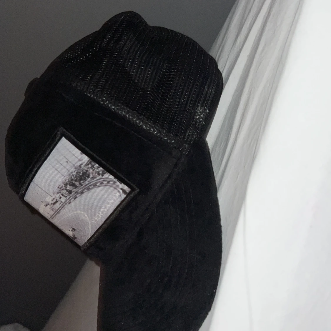 Svart keps med motiv - 1