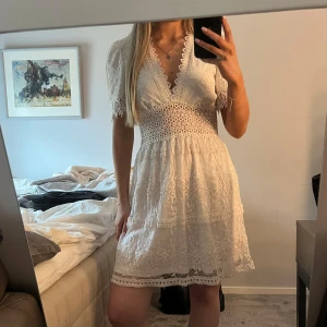 Vit studentklänning - Superfin vit klänning perfekt till studenten eller sommaren i nytt skick!
