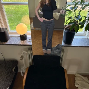 Grå kostymbyxor med bootcut - Säljer ett par grå/bruna kostymbyxor med bootcut/rak passform. Byxorna har normal passning och är perfekta för dig som gillar en klassisk och stilren look. Ett ställe på byxorna är ganska nopprigt, dock inget man direkt tänker på! 🤎🩶