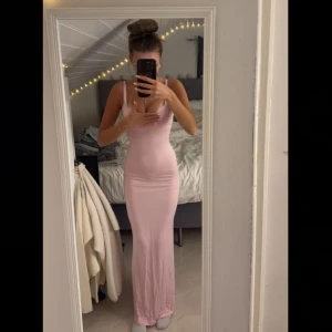 Rosa långklänning  - Rosa långklänning från Gina Tricot. Storlek XXS men passar även XS. Pris 300:-, Säljer eftersom jag har många klänningar och denna kommer aldrig till användning. Vid frågor kontakta mig 🫶🏽