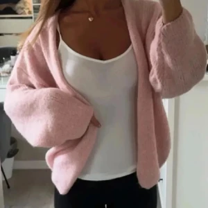 Rosa stickad kofta - Säljer denna jättefina populära rosa stickade kofta från lindex som är slutsåld överallt! Anledningen till att jag säljer är för att den inte används. Det är bra skick, inga hål heller liknande men det kan finnas någon liten noppa här och där men det syns inte/tänks inte på. I allmänhet är det alltså väldigt bra skick.