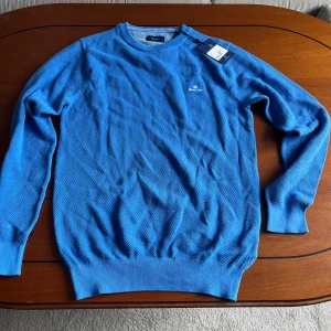 Gant sweatshirt - Hej, säljer nu denna somriga gant sweatshirt som aldrig har kommit till användning. Säljer den för endast 549Kr. Skriv för fler bilder.
