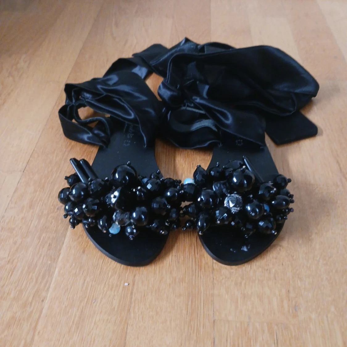 Svarta sandaler med pärldetaljer från Elina Linardaki