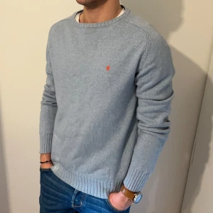 Stickad Morris Tröja - Ljusblå stickad Morris tröja i ett mycket fint skick // Storlek: Medium, jag på bild är 177cm // Hör av er vid frågor! 🙌🏼