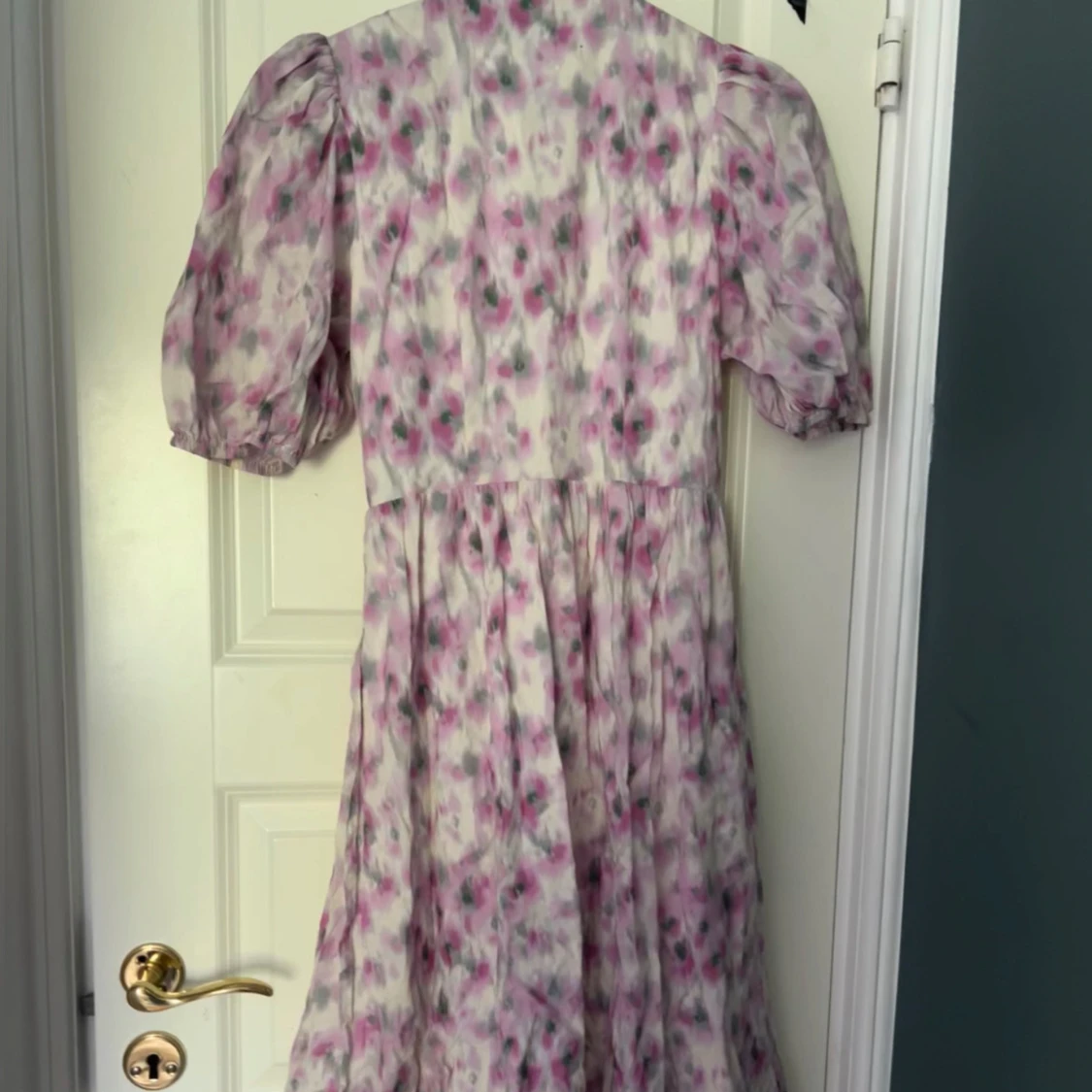 Blommig omlottklänning från & Other Stories - 1