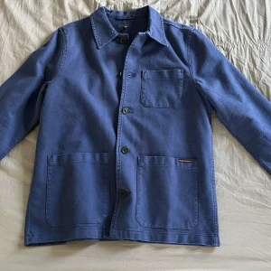 Nudie Jeans Overshirt - Säljer denna helt oanvända Overshirt då den inte passade mig och inte var min stil. Nypris 1800 Skick 10/10 den har aldrig användts eller tvättads. Storlek S. Vid fler frågor tveka inte en sekund på att höra av dig Mvh Ludde