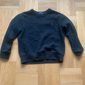Polo Ralph Lauren svart tröja barn - Ny fräsch svart tröja från Ralph Lauren. Storleken är M för 10-12 åringar. perfekt present till din vän eller yngre släkting. Pris går ner vid snabb affär.