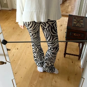 Byxor - Säljer dessa skit coola zebra byxor!! Resår i midjan så de är bekväma och passar de som har storlek S också! På sista bilden är det mer tydligt hur mönstret och tyget ser ut! Skriv om du har några frågor!