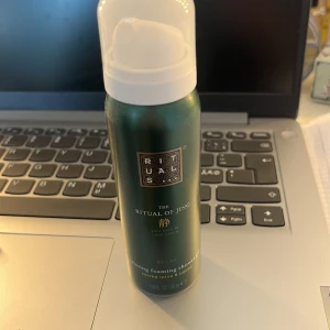 The Ritual of Jing Foaming Shower Gel - Lyxig duschgelé i skumformat från Rituals, The Ritual of Jing. Kommer i en grön metallisk flaska med vit plastkork och pump. Ger ett mjukt och krämigt skum som doftar lugnande och fräscht.