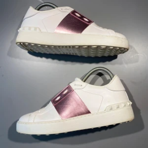 Valentino skor - Hej! Säljer nu mina skor från märket Valentino, storlek 37.5 bra skick, givetvis äkta. Tveka inte på att höra av dig om du har frågor eller funderingar kring skorna! 