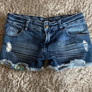 Jeans shorts - Lågmidjade jeans shorts med super fina fickor!💕 det är en fläck där bak men den syns knappt i verkligheten! Gylfen är också sönder men man kan ha dom nervikta!💗💗midjemåttet är 38 cm rakt över. Hör av er med frågor så svarar jag så fort jag kan☀️