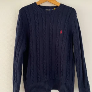 Stickad Ralph Lauren Tröja - En riktigt fräsch o snygg tröja som är i princip nytt skick. Den är använd 2 gånger och är tyvärr inget för mig. Priset är diskuterbart vid en snabb affär! Om du vill ha fler bilder är det bara att skriva!