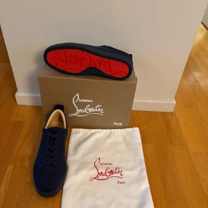 Mörkblå sneakers från Christian Louboutin - Säljer nu dessa snygga Christian Louboutin till ett bra pris. Bara provade så de är i absolut nyskick, säljer då de var för små. Perfekta nu inför student och skolavslutning eller att ha ett par riktigt snygga skor under sommaren! Tveka inte att fråga!