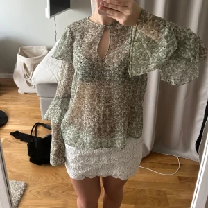 Grön blommig blus från H&M - Sommardröm, inga defekter 💞