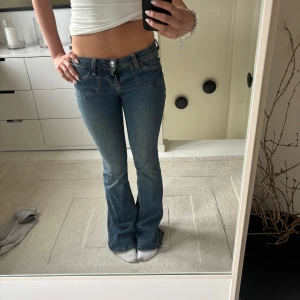 Low waist jeans - Supersnygga low waisted jeans från hm med små defekter längst ned som går att klippa till. Ni ser på bild 4❣️storlek 32 men passar också 34