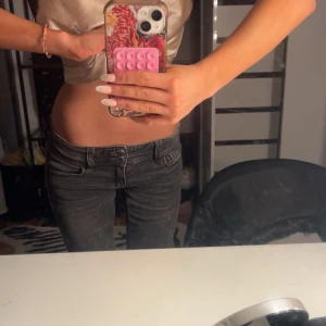 Grå low waist bootcut jeans🩶💞 - Säljer ett par grå low waist jeans med bootcut passform ifrån gina Tricot Young🩶💞 Säljer på grund av att de börjar bli för små💗 