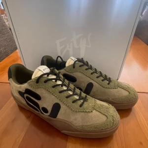 Eytys skor  - Helt oanvända Eytys skor i olivgrön (khaki), skorna är i storlek 44. Säljer pga fel storlek… Tyvärr finns det en lite defekt på skorna (se på sista bild), de var sådana när jag fick de… Fraktar i originalbox, nypris för skorna är runt 2200kr!  Hör av dig vid eventuella frågor:)
