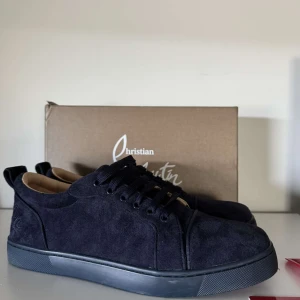 Christian Louboutin skor - Säljer dessa feta Christian Louboutin sneakersen. Skorna är använda 1 gång och är iprinsip i nyskick. Priset är inte hugget i sten. Bara skriva vid funderingar‼️Inget äktehetsbevis eller kvitto därav pris