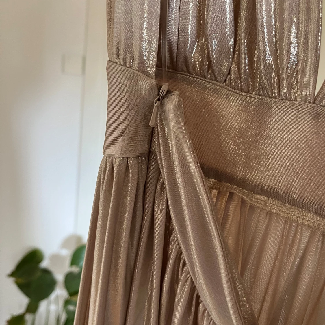 Guldig balklänning från Goddiva London - 4