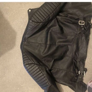 Svart skinnjacka från chiquelle - Säljer en svart skinnjacka från chiquelle, väldigt trendig, i storlek 38. Använt få gånger och köpte den för 800 kr