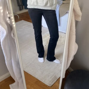 jeans   - Säljer dessa snygga svarta jeans från g star i storlek 30/36. De har en liten defekt på rumpan som små noppror, men inget som syns/tänker på när man har på jeansen. Jeansen är köpta för 1500