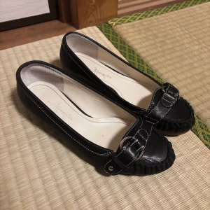 Svarta ballerinaskor med spänne - Snygga vintage ballerinaskor/loafer med liten klack. Köpta i japan därav storlek 23.5 vilket motsvarar 37-37.5