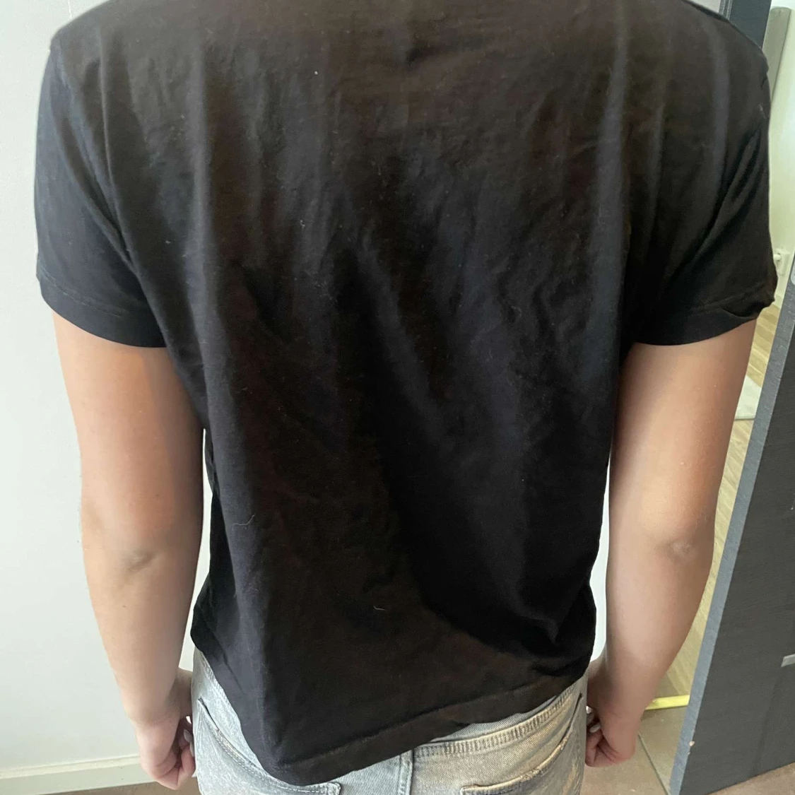 Svart t-shirt med text - 2