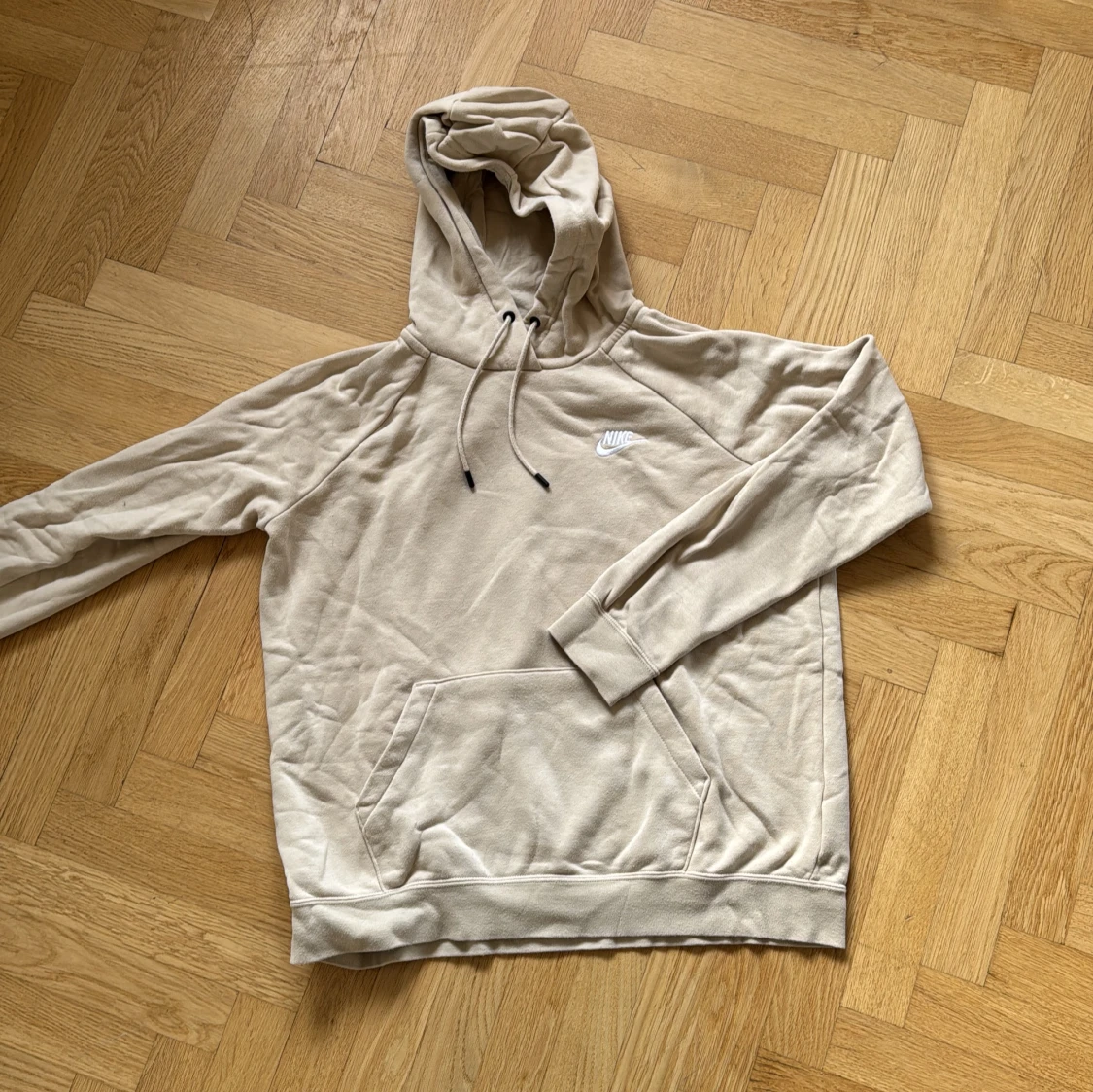 Beige hoodie från Nike med huva