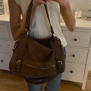 Brun väska - Asså den perfekta bruna väskan!!! Älskar den så mycket och rymmer massor trots att den inte är så stor!! Passar till allt💋💕👏🏼lite sliten men är köpt second hand<33