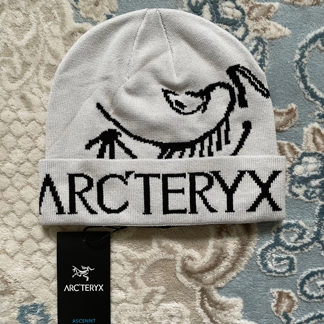 Vit mössa från Arc'teryx med logga