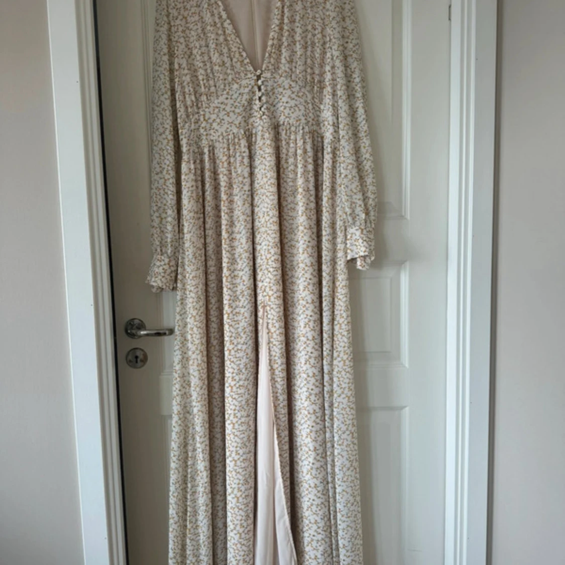 Lång blommig klänning med v-ringning - 4