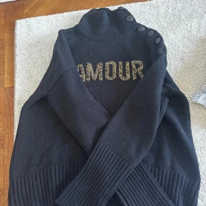 Svart Zadig & Voltaire tröja  - Svart stickad tröja från Zadig med text