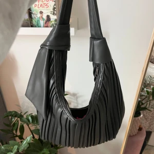 Fin slät axelremsväska🤍 - Fin grå nyans axelrämsväska perfekt för allt, kan få plats med mycket, och en väldigt fin vinröd färg inuti väskan. 