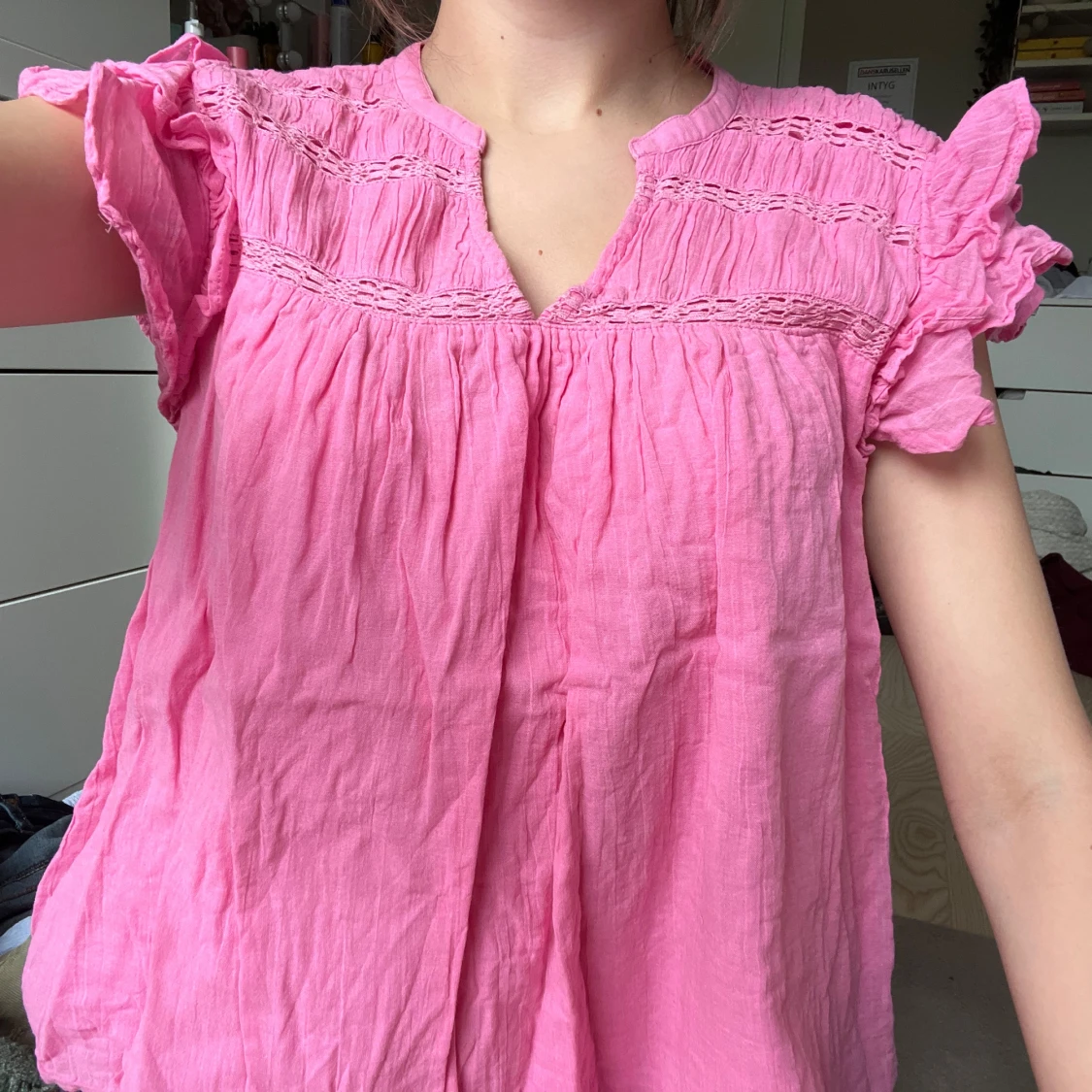 Rosa blus med volang från Gina Tricot - 3