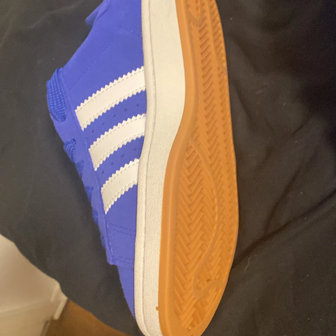 Blå adidas sneakers med vita ränder - 3