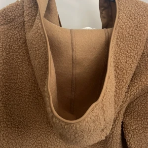 Beige teddy hoodie från H&M XS - Jag ÄLSKAR verkligen den här tröjan den ger en sånn mysig känsla ❤️Pris kan diskuteras. 