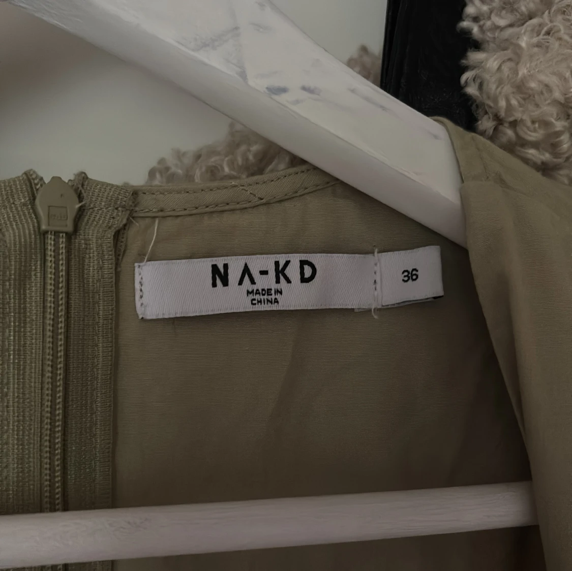Khaki blus med puffärm från NA-KD - 1