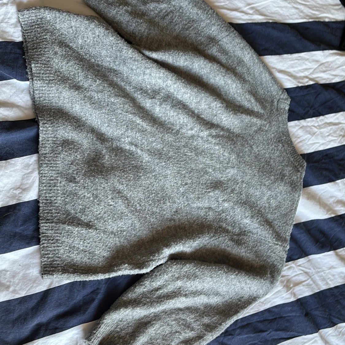 Grå stickad tröja med rund hals - 3