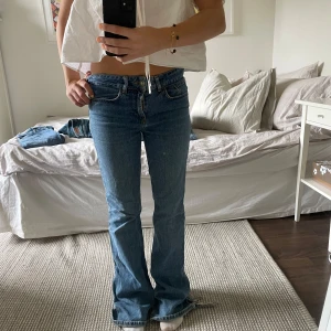 Blå bootcut jeans - Innebentslängd: 81 cm Midjemått: 37 cm (tvärs över) På sista bilden kan man se att det är slitet vid fötterna 💕