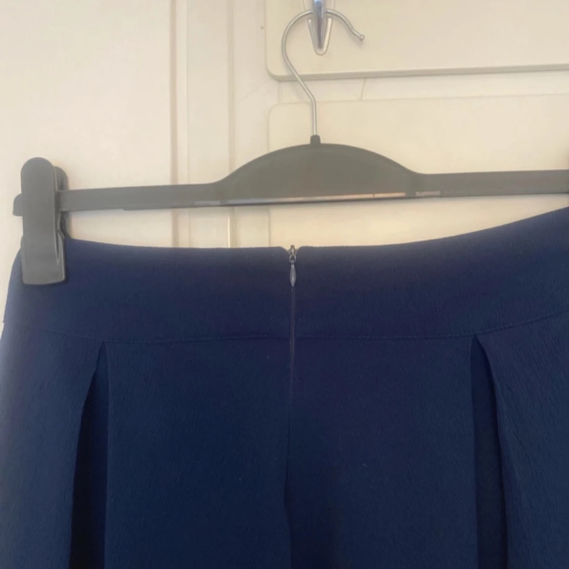 Mörkblå långkjol med veck - 4