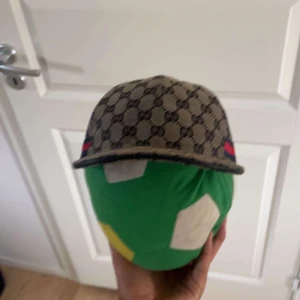 Gucci keps  - Säljer riktigt fett gucci keps som är perfekta nu till sommaren på stranden🏖️ | Garanterat att du får alla brudar när du använder kepsen | Helt ny skriv vid frågor 🙌