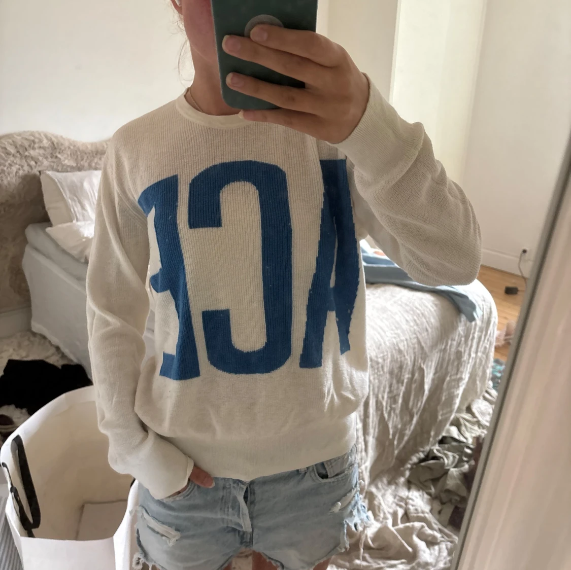 Vit stickad tröja med blå text