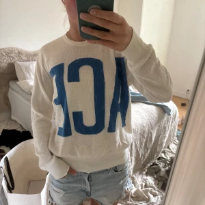 Vit stickad tröja med blå text - As snygg stickad tröja från ”From future”! Bomulls och cashmere blandning!☺️ 