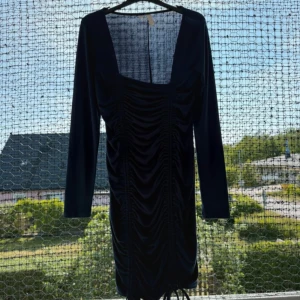 Klänning  - Långärmad klänning. Var den är köpt är okänt och märket. Storlek 36/38. Använd en gång.