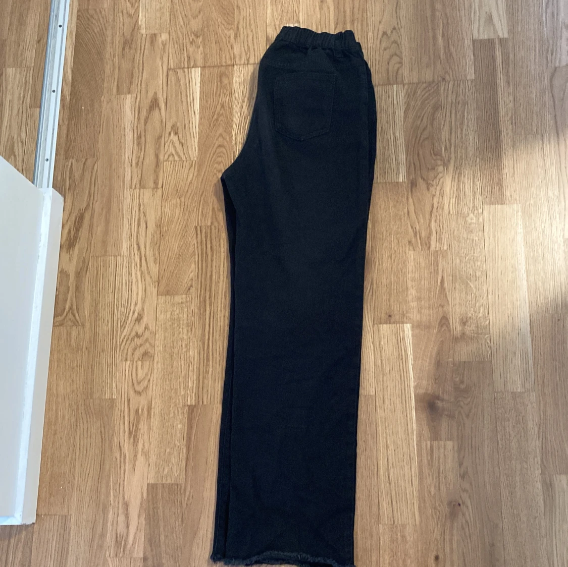 Svarta raka jeans med råa kanter - 2