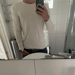 Cashmere tröja från Lindbergh - Säljer denna cashmere tröjan från Lindbergh då den inte kommer till användning längre. Storlek S, passar 175cm perfekt. Cond: 9/10, inga defekter. Säljer den för 299kr. Priset kan absolut diskuteras, vill bli av med den. Nypris: 599kr. 