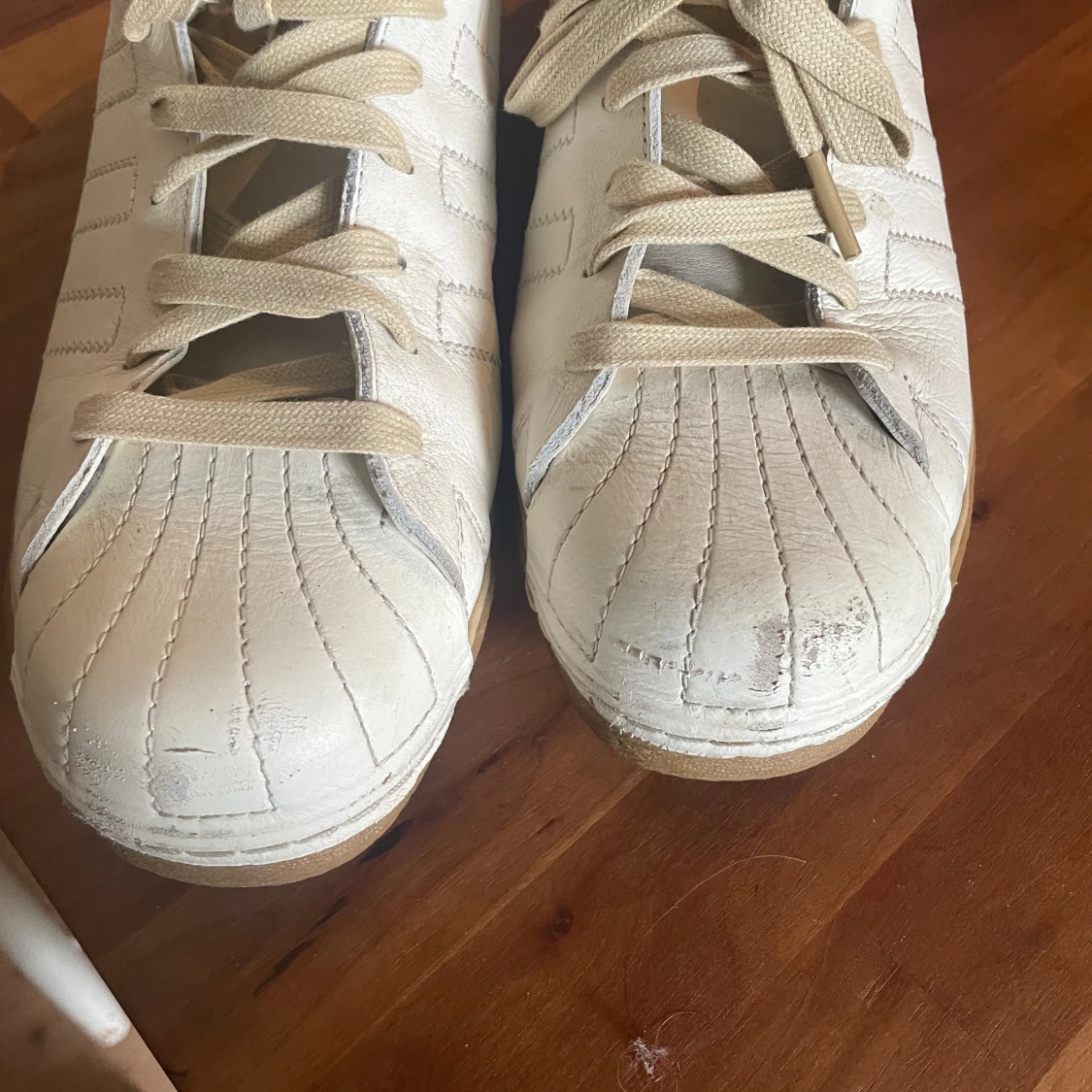 Vita Adidas Superstar sneakers i skinn - 3