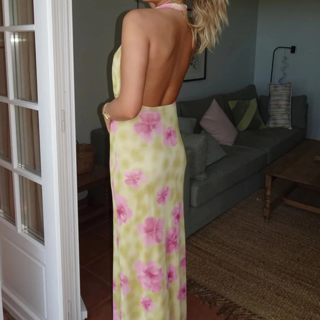 Halterneck klänning med öppen rygg - 1